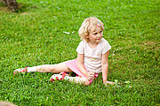 Детская фотография: девочка на траве