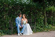 Свадебная фотосъемка: молодожены на скамейке в парке