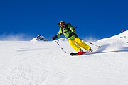 Спорт: Спуск на горных лыжах в Альпах